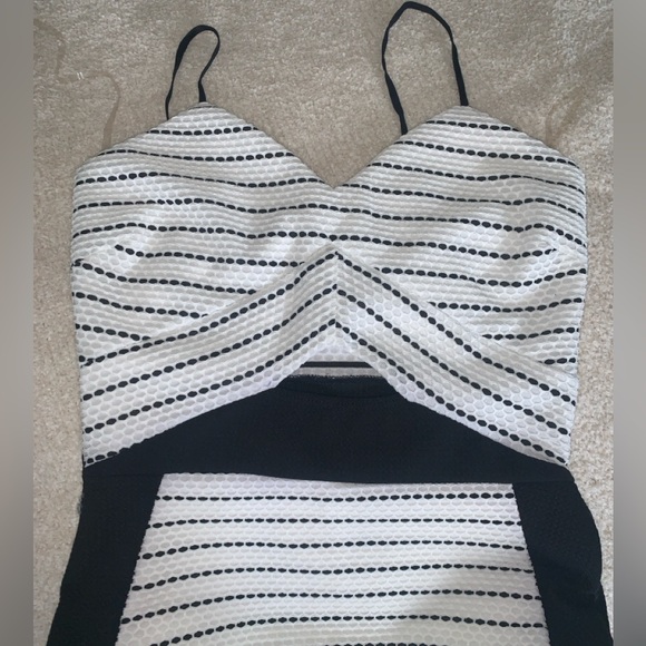 Entry Cut- out Midi Dress - Picture 4 of 12